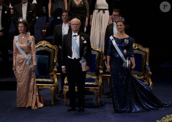 La reine Silvia, le roi Carl XVI Gustaf et la princesse Victoria de Suède lors de la cérémonie de remise des prix Nobel à Stockholm le 10 décembre 2011. Au second plan, le prince Carl Philip et le prince Daniel