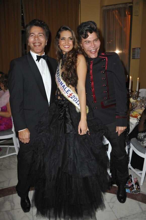 Igor et Grichka Bogdanoff et Barbara Morel la Miss Nationale 2011 lors de la 35ème édition des Best Awards à Paris le 11 décembre 2011