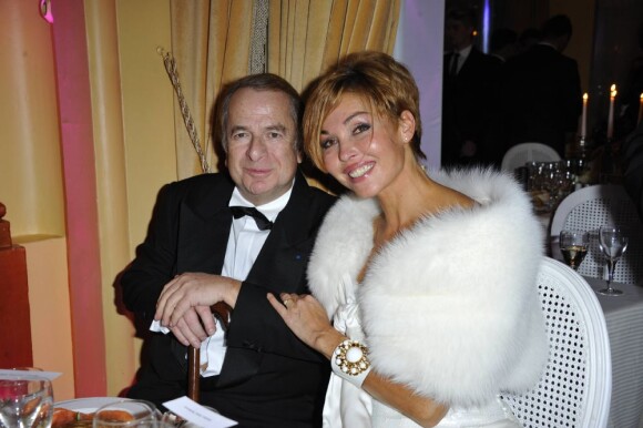 Paul-Loup Sulitzer et Indra lors de la 35ème édition des Best Awards à Paris le 11 décembre 2011