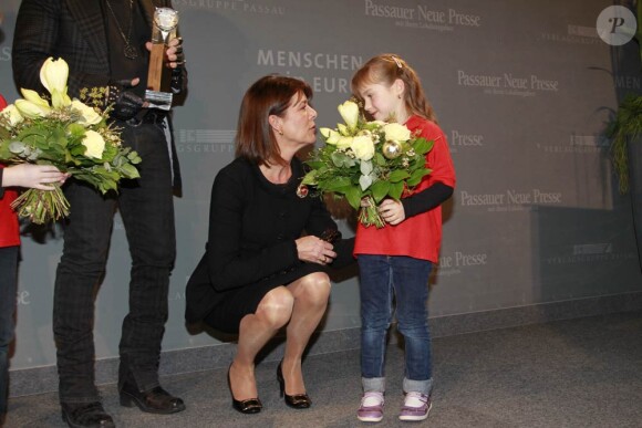 La princesse Caroline de Monaco a reçu des mains de son grand ami Karl Lagerfeld le Menschen in Europa Award, lundi 12 décembre 2011, à Passau (Allemagne).
