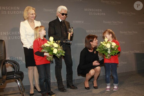 La princesse Caroline a reçu des mains de son grand ami Karl Lagerfeld le Menschen in Europa Award, lundi 12 décembre 2011, à Passau (Allemagne).