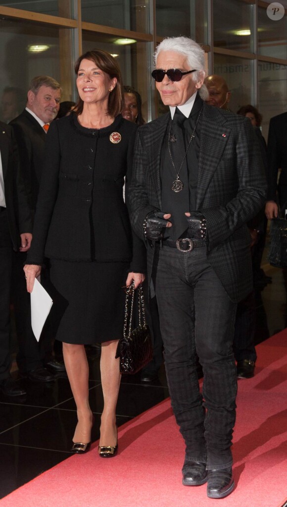 La princesse Caroline de Monaco a reçu des mains de son grand ami Karl Lagerfeld le Menschen in Europa Award, lundi 12 décembre 2011, à Passau (Allemagne).