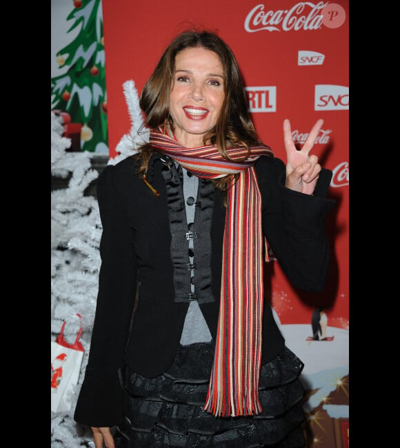 Victoria Abril lors d'une soirée au profit de l'association Petits Princes et de lancement du train rouge Coca Cola, le 15 décembre 2011, à Paris