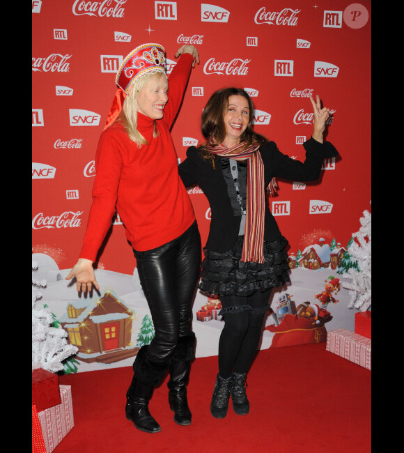 Victoria Abril et Anna Sherbinina, déchaînés, lors d'une soirée au profit de l'association Petits  Princes et de lancement du train rouge Coca Cola, le 15 décembre 2011, à  Paris