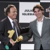 Julio Iglesias honoré à Madrid par Sony Music, des mains de Rafael Nadal, le 16 décembre 2011.