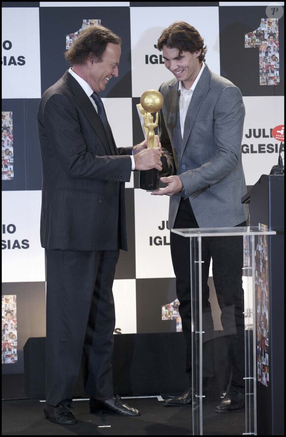 Julio Iglesias honoré à Madrid par Sony Music, face à Rafael Nadal, le 16 décembre 2011.