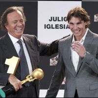 Julio Iglesias, honoré par Rafael Nadal, annonce sa retraite