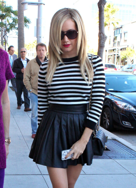 Ashley Tisdale fait du shopping à Los Angeles, le vendredi 16 décembre 2011.