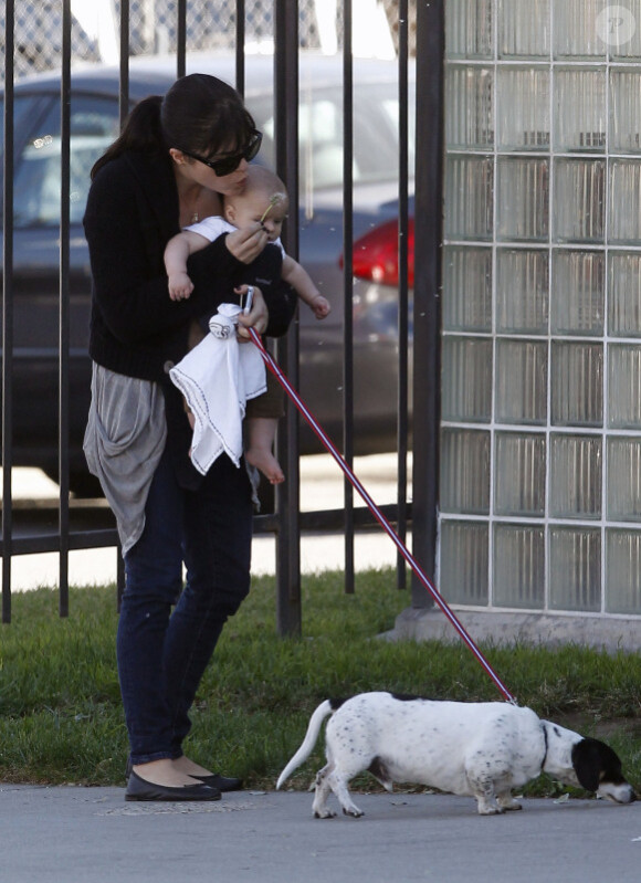 Selma Blair : promenade en famille avec son fils Arthur et son chien dans les rues de Los Angeles le 10 décembre 2011