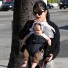 Selma Blair se promène avec son fils Arthur et son chien dans les rues de Los Angeles le 10 décembre 2011