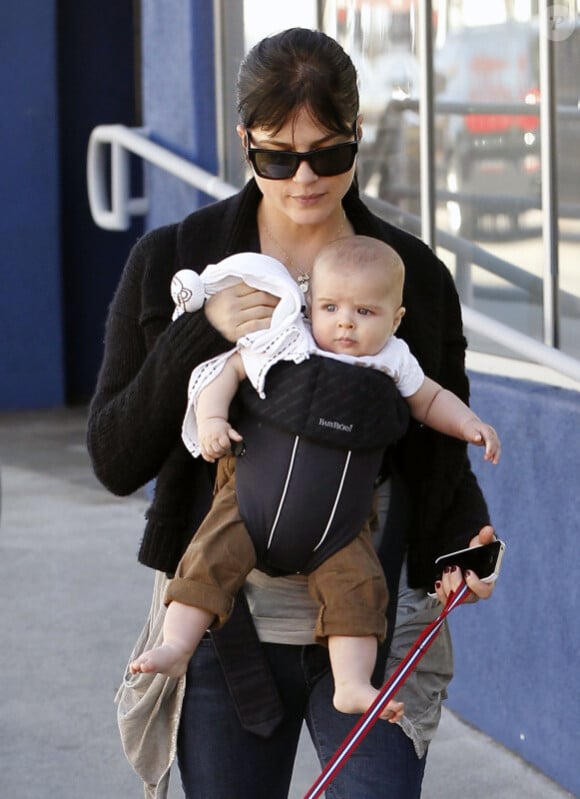 Selma Blair : une vraie maman poule avec son petit Arthur dans les rues de Los Angeles le 10 décembre 2011