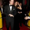 Catherine, duchesse de Cambridge, véritable joyau de velours noir, honorait le 19 décembre 2011 la soirée A Night of Heroes pour les Sun Military Awards, entourée des princes William et Harry.