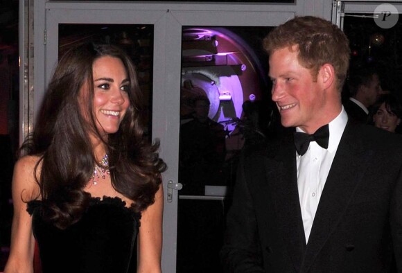 Très complice avec son beau-frère le prince Harry, Catherine, duchesse de Cambridge, véritable joyau de velours noir, honorait le 19 décembre 2011 la soirée A Night of Heroes pour les Sun Military Awards.