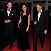 Catherine, duchesse de Cambridge, véritable joyau de velours noir, honorait le 19 décembre 2011 la soirée A Night of Heroes pour les Sun Military Awards, entourée des princes William et Harry.