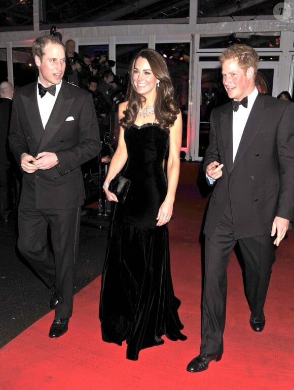 Entourée de son mari le prince William et son beau-frère le prince Harry, Catherine, duchesse de Cambridge, véritable joyau de velours noir,  honorait le 19 décembre 2011 la soirée A Night of Heroes pour les Sun  Military Awards.