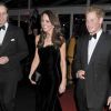 Escortée par son mari le prince William et son beau-frère le prince Harry, Catherine, duchesse de Cambridge, véritable joyau de velours noir,  honorait le 19 décembre 2011 la soirée A Night of Heroes pour les Sun  Military Awards.