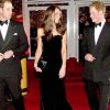 Escortée par son mari le prince William et son beau-frère le prince Harry, Catherine, duchesse de Cambridge, véritable joyau de velours noir, honorait le 19 décembre 2011 la soirée A Night of Heroes pour les Sun Military Awards.