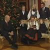 Les royaux norvégiens prenaient la pose pour la traditionnelle séance photo de Noël dans le Salon rouge du palais royal, à Oslo, le 19 décembre 2011. La reine Sonja a lu un conte de fées.