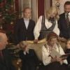 L'ado Marius et le prince Sverre Magnus semblent ailleurs... La famille royale de Norvège prenait la pose pour la traditionnelle séance photo de Noël dans le Salon rouge du palais royal, à Oslo, le 19 décembre 2011. La reine Sonja a lu un conte de fées.