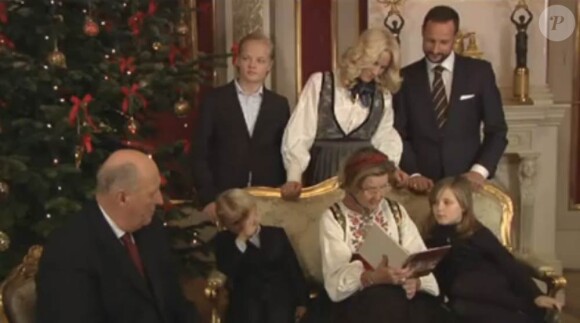 L'ado Marius et le prince Sverre Magnus semblent ailleurs... La famille royale de Norvège prenait la pose pour la traditionnelle séance photo de Noël dans le Salon rouge du palais royal, à Oslo, le 19 décembre 2011. La reine Sonja a lu un conte de fées.