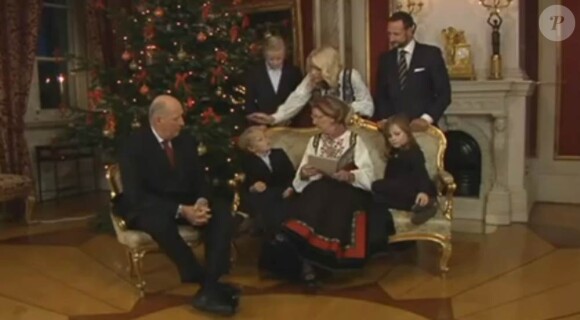 La famille royale de Norvège prenait la pose pour la traditionnelle séance photo de Noël dans le Salon rouge du palais royal, à Oslo, le 19 décembre 2011. La reine Sonja a lu un conte de fées.