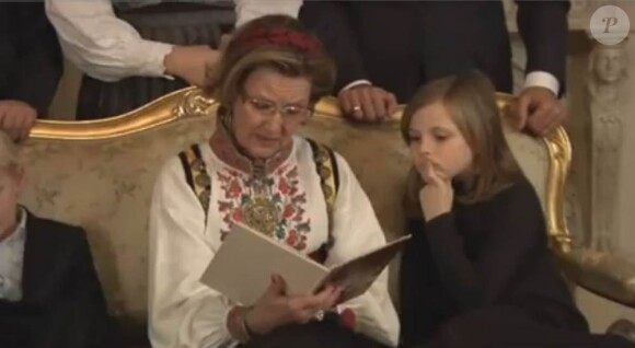 La princesse Ingrid Alexandra absorbée... La famille royale de Norvège prenait la pose pour la traditionnelle séance photo de Noël dans le Salon rouge du palais royal, à Oslo, le 19 décembre 2011. La reine Sonja a lu un conte de fées.