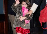 Suri Cruise joue la star, entourée de ses parents Katie et Tom amoureux