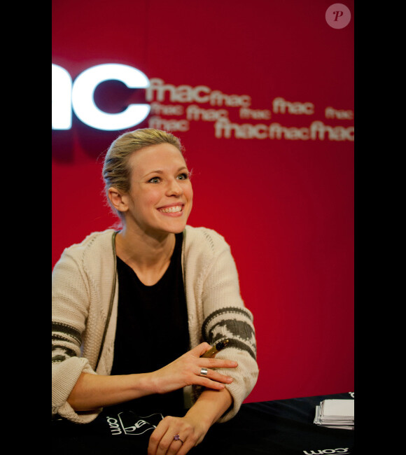 Lorie, souriante, dédicace son album Regarde Moi, le 18 décembre 2011 à Cannes