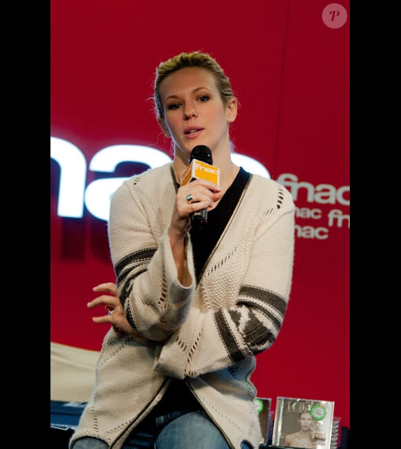Lorie dédicace son album Regarde Moi, le 18 décembre 2011 à Cannes