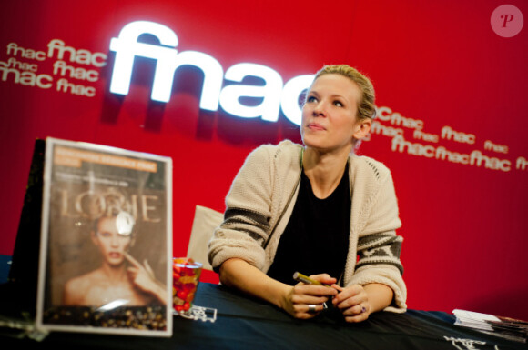 Lorie dédicace son album Regarde Moi, le 18 décembre 2011 à Cannes