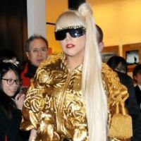 Lady Gaga : Une boule de Noël dorée, brillante mais dangereuse