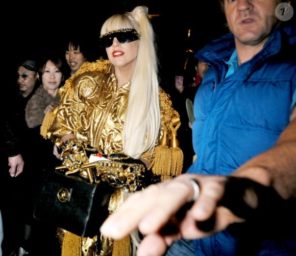 Lady Gaga sort de la boutique Louis Vuitton Matsuya Ginza à Tokyo au Japon le 22 décembre 2011 