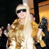 Lady Gaga : version gold lorsqu'elle sort de la boutique Louis Vuitton Matsuya Ginza à Tokyo au Japon le 22 décembre 2011 