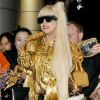 Lady Gaga : une star éblouissante à la sortie de la boutique Louis Vuitton Matsuya Ginza à Tokyo au Japon le 22 décembre 2011 