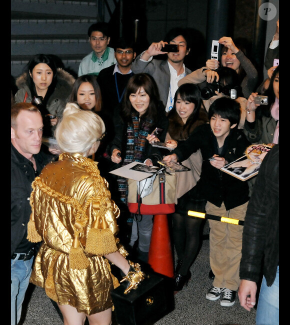 Lady Gaga est attendue par de nombreux fans lorsqu'elle sort de la boutique Louis Vuitton Matsuya Ginza à Tokyo au Japon le 22 décembre 2011 