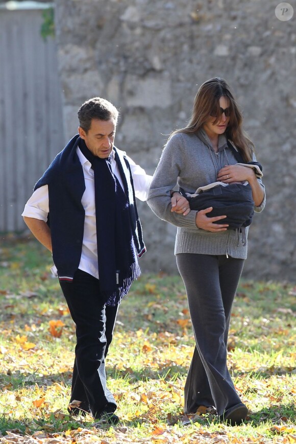 Carla Bruni et son époux Nicolas Sarkozy, en compagnie de leur fille Giulia, à La Lanterne, le 31 octobre 2011.