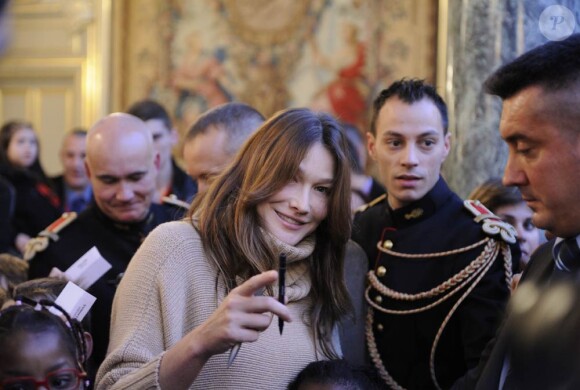 Première apparition de Carlita lors du Noël de l'Elysée, avec son époux, le 14 décembre 2011.