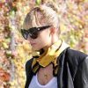 Nicole Richie, rayonnante dans un look classique twisté par un foulard jaune, quitte son salon de coiffure à Los Angeles, le 22 décembre 2011.