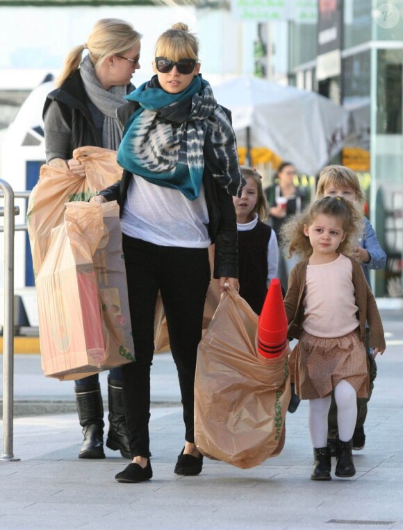 Nicole Richie et sa fille Harlow sortent du magasin Toys"R"Us à Los Angeles, le 23 décembre 2011.