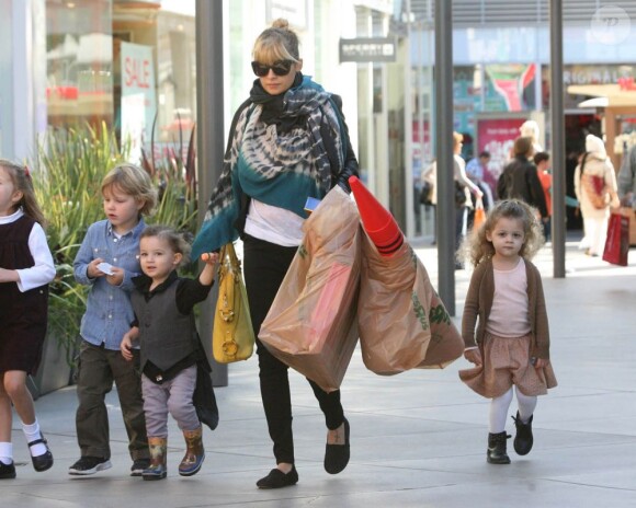 Nicole Richie et ses deux enfants à Los Angeles, le 23 décembre 2011.