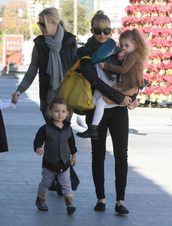 Nicole Richie et ses deux enfants Sparrow et Harlow se rendent à Toys"R"Us pour acheter des cadeaux de Noël. Los Angeles, le 23 décembre 2011.