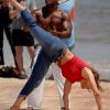 Jennifer Lopez danse la capoeira sur le tournage de son émission Q'Viva : The Chosen, à Montevideo le 8 décembre 2011