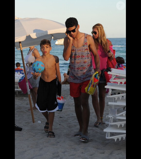 Lilly Kerssenberg en compagnie de Noah et Elias Becker sur la plage de Miami le 26 décembre 2011