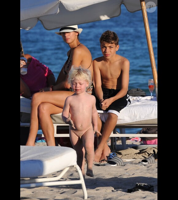 Lilly Kerssenberg et son petit Amadeus sous les yeux d'Elias Becker sur la plage de Miami le 26 décembre 2011