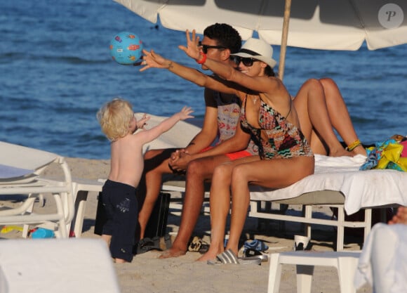 Lilly Kerssenberg, son petit Amadeus et Noah Becker sur la plage de Miami le 26 décembre 2011