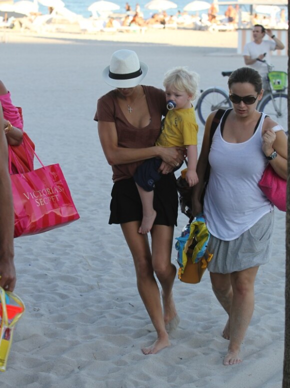 Lilly Kerssenberg, son petit Amadeus et la nounou le 26 décembre sur la plage de Miami