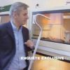 Bernard de La Villardière, présentateur d'Enquête Exclusive, avec un serpent