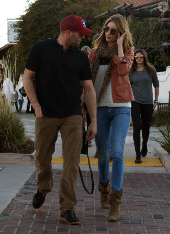 Jason Statham et Rosie Huntington-Whiteley : très complices lorsqu'ils sortent du restaurant Taverna Tony à Malibu le 26 décembre 2011