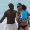 Djimon Hounsou, sa compagne Kimora Lee Simmons et leur petit Kenzo sur une plage de Saint-Barthélemy, le 25 décembre 2011.
