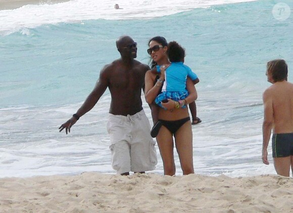 Djimon Hounsou, sa compagne Kimora Lee Simmons et leur petit Kenzo sur une plage de Saint-Barthélemy, le 25 décembre 2011.